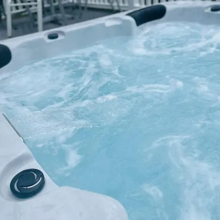 Woods With Hot Tub Апартаменты *